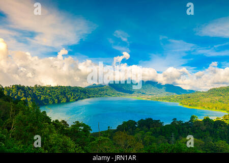 Lac Batur, danau batur est situé à mount batur caldera, Bali, Indonésie. Banque D'Images