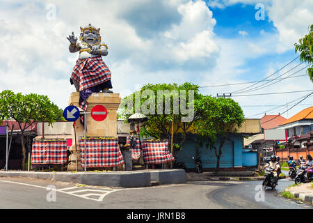 Guardian statue balinaise traditionnelle à l'entrée du temple de bali avec l'arrière-plan flou paysages touristiques rue voyageant à la recherche d'aventure.L'Indonésie Banque D'Images