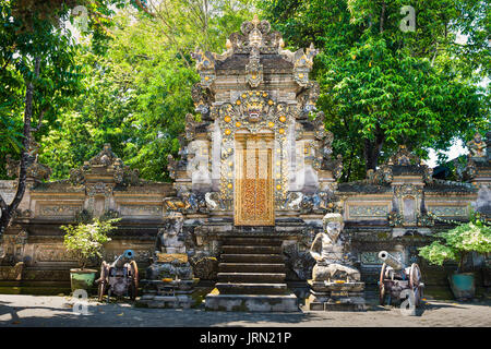 Gardian statue à l'entrée du temple hindou de bali bali / temple / Bali, Indonésie Banque D'Images