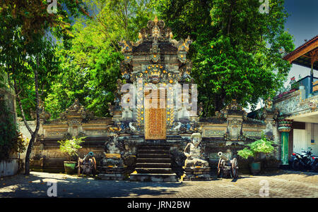 Gardian statue à l'entrée du temple hindou de bali bali / temple / Bali, Indonésie Banque D'Images