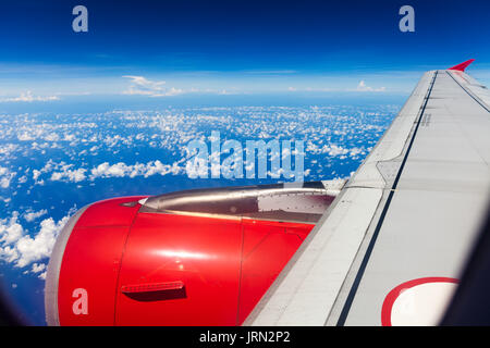 Les nuages et le ciel comme vu à travers la vitre d'un avion Banque D'Images