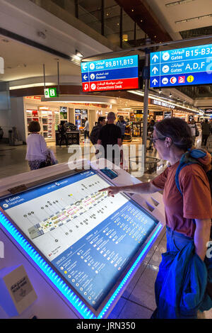 L'écran d'information, l'aéroport international de Dubai, Dubaï, Émirats Arabes Unis Banque D'Images