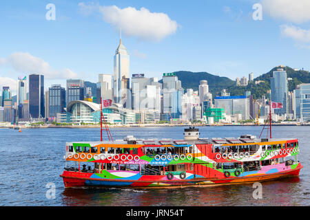 HONG KONG - Juillet 10, 2017 : Star Ferry s'approche d'un ferry terminal à Tsim Sha Tsui à Hong Kong. La ville est célèbre Star Ferry transporte passe Banque D'Images