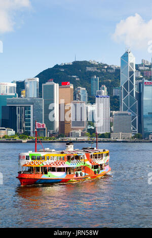 Une approche d'un Star Ferry terminal de ferry à Tsim Sha Tsui à Hong Kong. La ville est célèbre Star Ferry transporte des passagers sur le port de Victoria entre Banque D'Images