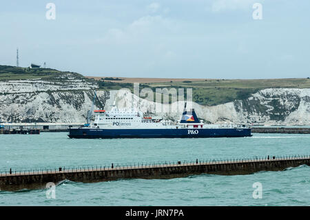 PORT DE DOUVRES ANGLETERRE - P&O FERRIES ENTRANT DOVER HARBOUR PAR UN BRILLANT - Douvres ANGLETERRE © Frédéric Beaumont Banque D'Images