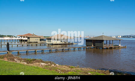 Le hangar à bateaux, vue depuis la plage de Shell Beach Drive, Lake Charles, Louisiane, paroisse Calcasieu Banque D'Images