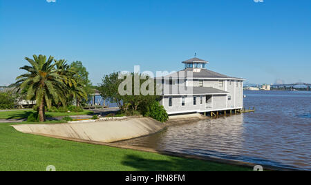 Le hangar à bateaux, vue depuis la plage de Shell Beach Drive, Lake Charles, Louisiane, paroisse Calcasieu Banque D'Images
