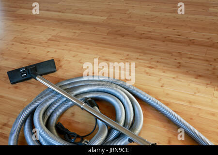 Beau plancher de bois franc de bambou avec un aspirateur central Banque D'Images