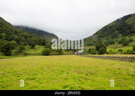 Vue sur un champ d'une maison de ferme dans le district du lac montagne à côté d'Ornans Banque D'Images