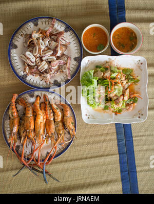 Déjeuner de fruits de mer maison set : pétoncles grillés, gambas grillées et calmars grillés Banque D'Images