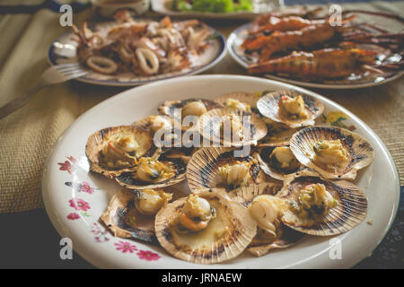 Déjeuner de fruits de mer maison set : pétoncles grillés, gambas grillées et calmars grillés Banque D'Images