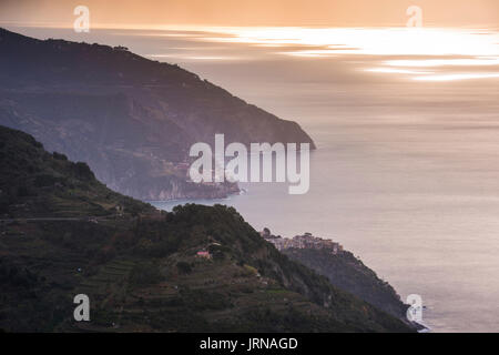 Manarola e Corniglia sono delle famose due 5 terre situer nel est ligure.Tursti da tutto il mondo vengono a questo meraviglioso hotel scorcio di liguria|Manarola et Corniglia sont deux des célèbres 5 les terrains situés dans l'est de la Ligurie. Les touristes du monde viennent visiter ce merveilleux aperçu de la Ligurie Banque D'Images