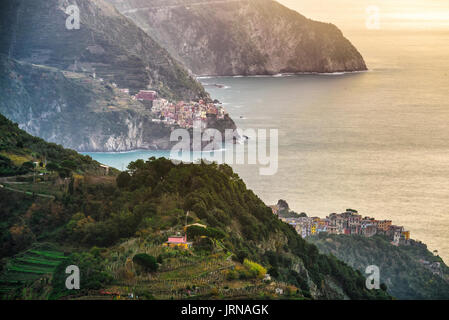 Manarola e Corniglia sono delle famose due 5 terre situer nel est ligure.Tursti da tutto il mondo vengono a questo meraviglioso hotel scorcio di liguria|Manarola et Corniglia sont deux des célèbres 5 les terrains situés dans l'est de la Ligurie. Les touristes du monde viennent visiter ce merveilleux aperçu de la Ligurie Banque D'Images