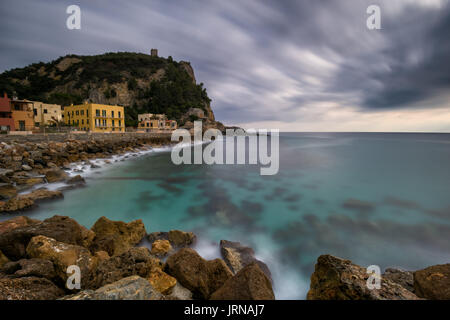 Chiavari è uno scorcio situato nel Ponente Ligure vicino a Finale Ligure, con le sue linee geometriche arabeggianti Il Borgo Saraceno è inconfondibile.Varigotti est un aperçu situé dans l'ouest Ligure près de Finale Ligure, avec ses lignes géométriques arabeggiante buccaneer le village est immanquable Banque D'Images