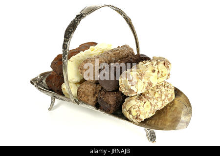 Plateau d'argent avec des truffes au chocolat belge isolé sur fond blanc Banque D'Images