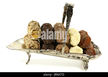 Plateau d'argent avec des truffes au chocolat belge isolé sur fond blanc Banque D'Images