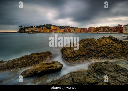 La Baia del silenzio è un classico scorcio del Levante ligure situato a Sestri Levante .La baie du silence est un aperçu de la mer Ligure est situé à Sestri Levante Banque D'Images