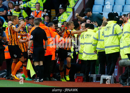 La Ville de Hull (centre) Bowen Jarrod fête son but pendant le match de championnat à Sky Bet Villa Park, Birmingham. Banque D'Images