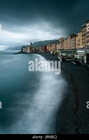 Camogli situato nella Costa di Levante ligure, caratterizzato dalla sua chiesa sul mare|Photo:situé sur la côte ligurienne de Highlands, caractérisé par son église sur la mer. Banque D'Images