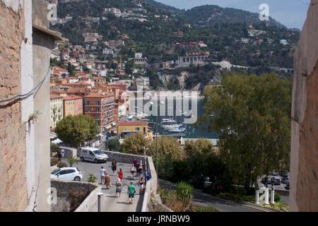 Vue imprenable sur les touristes se promenant près de la côte, Nice, France Banque D'Images