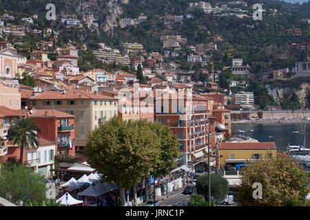 Paysage urbain élevé des hôtels côtiers et du port, Nice, France Banque D'Images