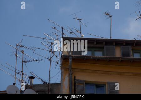 Antennes TV et paraboles sur le dessus de l'appartement toit, Nice, France Banque D'Images