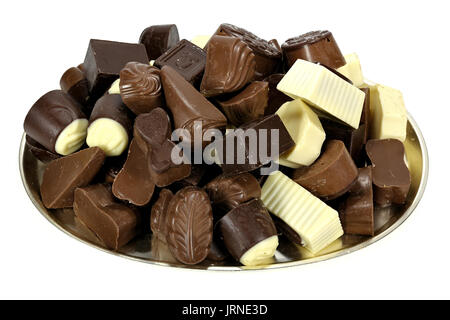 Plateau avec pralines au chocolat belge isolé sur fond blanc Banque D'Images