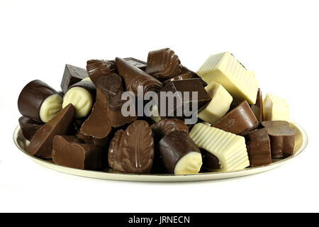 Plateau avec pralines au chocolat belge isolé sur fond blanc Banque D'Images