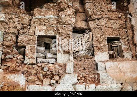 Vieux Mur en ruine et dans la ville de Avanos, Turquie Banque D'Images