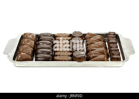 Plateau avec pralines au chocolat belge isolé sur fond blanc Banque D'Images