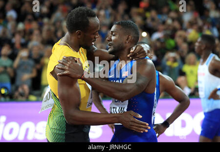 Usain Bolt en Jamaïque (à gauche) félicite le gagnant du USA Justin Gatlin après la finale du 100 m hommes au cours de la deuxième journée de l'IAAF 2017 Championnats du monde à la London Stadium. Banque D'Images