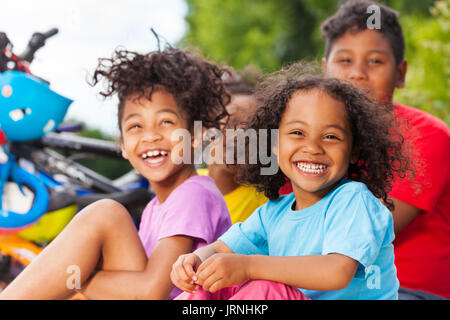 Portrait of happy 5 ans fille africaine s'amusant avec ses amis à l'extérieur en été Banque D'Images