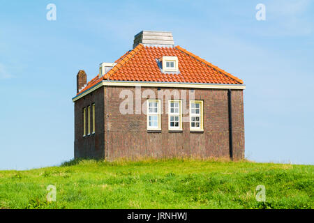 Petite maison de brume en vieux port de l'ancienne île de Schokland, Noordoostpolder en province de Flevoland, Pays-Bas Banque D'Images