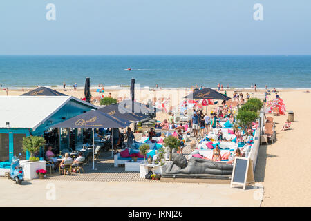 Les personnes bénéficiant de et relaxing on lounge terrasse de waterfront beach club à Scheveningen, à La Haye, Pays-Bas Banque D'Images