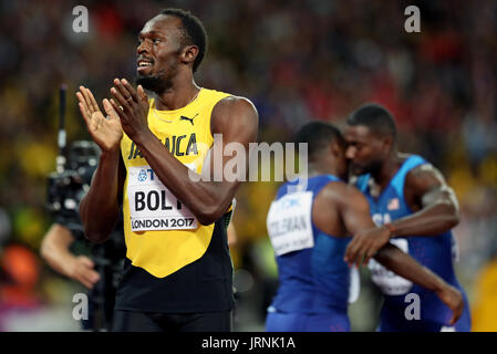 Usain Bolt en Jamaïque après avoir terminé troisième de la finale du 100 m hommes tandis que les USA Justin Gatlin et Christian Coleman célèbre leur 1re et 2e places au cours de la deuxième journée des Championnats du monde IAAF 2017 à la London Stadium. Banque D'Images