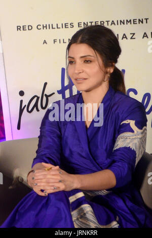 Kolkata, Inde. Le 05 août, 2017. Anushka Sharma pose donne pendant leur film promotion pendant leur film promotion Jab Harry a rencontré à Calcutta Sejal Shahrukh Khan, Acteur actrice Anushka Sharma et réalisateur Imtiaz Ali répondre appuyez sur pendant la promotion de leur film Jab Harry rencontré Sejal le 5 août 2017 à Kolkata. Credit : Saikat Paul/Pacific Press/Alamy Live News Banque D'Images