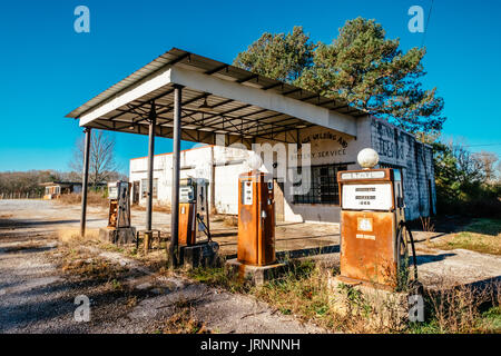 Une vieille station d'essence abandonnés le long d'une route de campagne dans les régions rurales de l'Alabama, USA. Banque D'Images