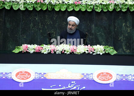 Téhéran, Iran. 5 Août, 2017. Hassan Rohani prononce un discours lors de son inauguration en tant que président de l'Iran en Iran, le parlement à Téhéran, capitale de l'Iran, le 5 août, 2017. Hassan Rohani a prêté serment en tant que président de l'Iran pour son deuxième mandat le samedi et s'est engagé à poursuivre l'interaction constructive avec la communauté internationale. Credit : Ahmad Halabisaz/Xinhua/Alamy Live News Banque D'Images