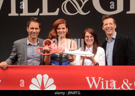 Universal City, CA, USA. 2 Août, 2017. LOS ANGELES - Oct 2 : Eric McCormack, Debra Messing, Megan Mullally, Sean Hayes à la ''Will & Grace'' Début de la production de l'événement de lancement à l'Universal Studios le 2 août 2017 à Universal City, CA : Crédit Kay Blake/ZUMA/Alamy Fil Live News Banque D'Images