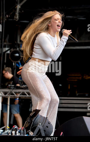 Brighton, UK. Le 05 août, 2017. Becky Hill performing sur la scène principale, Brighton Pride 2017, Preston, ville de Brighton & Hove, East Sussex, UK. 5h août 2017 Crédit : David Smith/Alamy Live News Banque D'Images