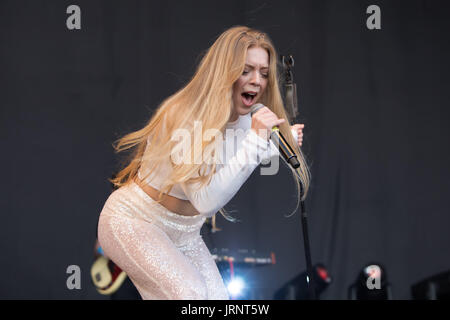 Brighton, UK. Le 05 août, 2017. Becky Hill performing sur la scène principale, Brighton Pride 2017, Preston, ville de Brighton & Hove, East Sussex, UK. 5h août 2017 Crédit : David Smith/Alamy Live News Banque D'Images