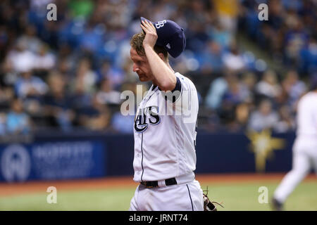 Saint Petersburg, Florida, USA. 5 Août, 2017. Vous VRAGOVIC | fois.Rays de Tampa Bay le lanceur partant Alex Cobb (53) chefs dans l'étang, après le sommet de la sixième manche du match entre les Milwaukee Brewers et les Rays de Tampa Bay au Tropicana Field à Saint-Pétersbourg, en Floride, le samedi 5 août 2017. Credit : Vragovic/Tampa Bay Times/ZUMA/Alamy Fil Live News Banque D'Images