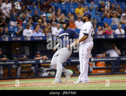 Saint Petersburg, Florida, USA. 5 Août, 2017. Vous VRAGOVIC | fois.Le joueur de premier but des Milwaukee Brewers Jésus Aguilar (24) sur le terrain sauvage par des Rays de Tampa Bay lanceur droitier Jose Alvarado en neuvième manche du match entre les Milwaukee Brewers et les Rays de Tampa Bay au Tropicana Field à Saint-Pétersbourg, en Floride, le samedi 5 août 2017. Credit : Vragovic/Tampa Bay Times/ZUMA/Alamy Fil Live News Banque D'Images