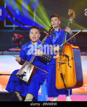 Sonid Bannière droite, la Région autonome de Mongolie intérieure. 5 Août, 2017. Artistes de Ulan Muqir Art Troupe de Sonid Bannière droite effectuer à Sonid Bannière droite du nord de la Chine, région autonome de Mongolie intérieure, le 5 août 2017. La troupe a organisé un spectacle gratuit au public pour célébrer le 60e anniversaire de la fondation art troupe. Credit : Deng Hua/Xinhua/Alamy Live News Banque D'Images