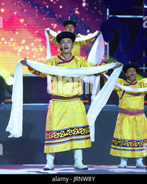 Sonid Bannière droite, la Région autonome de Mongolie intérieure. 5 Août, 2017. Artistes de Ulan Muqir Art Troupe de Sonid Bannière droite effectuer à Sonid Bannière droite du nord de la Chine, région autonome de Mongolie intérieure, le 5 août 2017. La troupe a organisé un spectacle gratuit au public pour célébrer le 60e anniversaire de la fondation art troupe. Credit : Deng Hua/Xinhua/Alamy Live News Banque D'Images