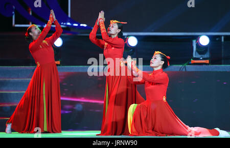 Sonid Bannière droite, la Région autonome de Mongolie intérieure. 5 Août, 2017. Artistes de Ulan Muqir Art Troupe de Sonid Bannière droite effectuer à Sonid Bannière droite du nord de la Chine, région autonome de Mongolie intérieure, le 5 août 2017. La troupe a organisé un spectacle gratuit au public pour célébrer le 60e anniversaire de la fondation art troupe. Credit : Deng Hua/Xinhua/Alamy Live News Banque D'Images