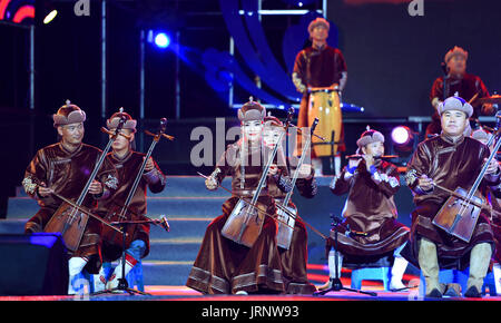 Sonid Bannière droite, la Région autonome de Mongolie intérieure. 5 Août, 2017. Artistes de Ulan Muqir Art Troupe de Sonid Bannière droite effectuer à Sonid Bannière droite du nord de la Chine, région autonome de Mongolie intérieure, le 5 août 2017. La troupe a organisé un spectacle gratuit au public pour célébrer le 60e anniversaire de la fondation art troupe. Credit : Deng Hua/Xinhua/Alamy Live News Banque D'Images