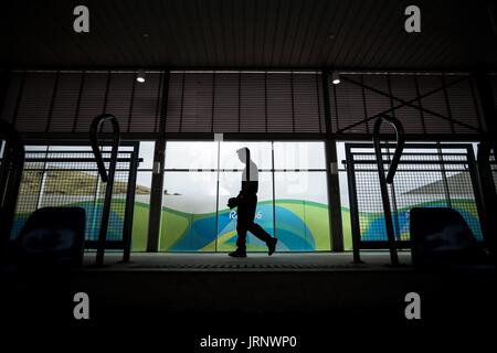 (170806) -- RIO DE JANEIRO, le 6 août 2017 -- un personnel promenades dans le Centre de Tir Olympique au cluster Deodoro à Rio de Janeiro, Brésil, le 5 août, 2017. Samedi marqué premier anniversaire de 2016 Jeux Olympiques de Rio. (Xinhua/Li Ming) Banque D'Images