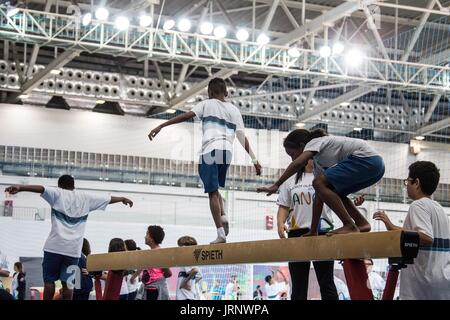 (170806) -- RIO DE JANEIRO, le 6 août 2017 -- Les adolescents l'expérience de la poutre à l'intérieur de l'Arena 3 Carioca Parc olympique de Barra, à Rio de Janeiro, Brésil, le 5 août, 2017. Samedi marqué premier anniversaire de 2016 Jeux Olympiques de Rio. (Xinhua/Li Ming) Banque D'Images