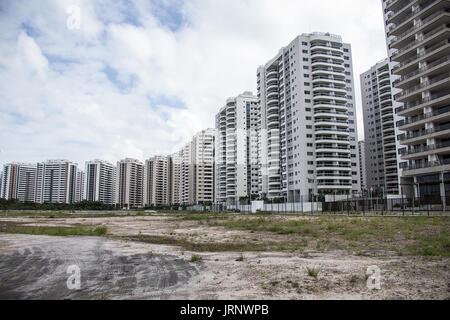 (170806) -- RIO DE JANEIRO, le 6 août 2017 -- Photo prise le 5 août 2017, montre l'extérieur du village des athlètes des Jeux Olympiques de Rio 2016 à Barra da Tijuca, Rio de Janeiro, Brésil. Samedi marqué premier anniversaire de 2016 Jeux Olympiques de Rio. (Xinhua/Li Ming) Banque D'Images